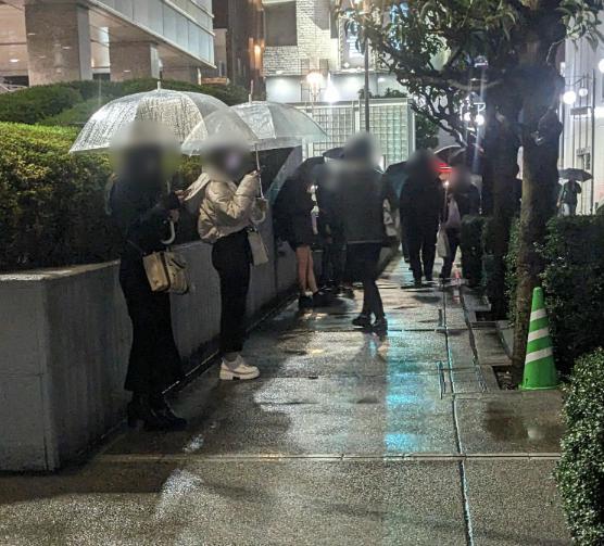 为何跟牛郎恋爱的日本女，排队进入风俗业
