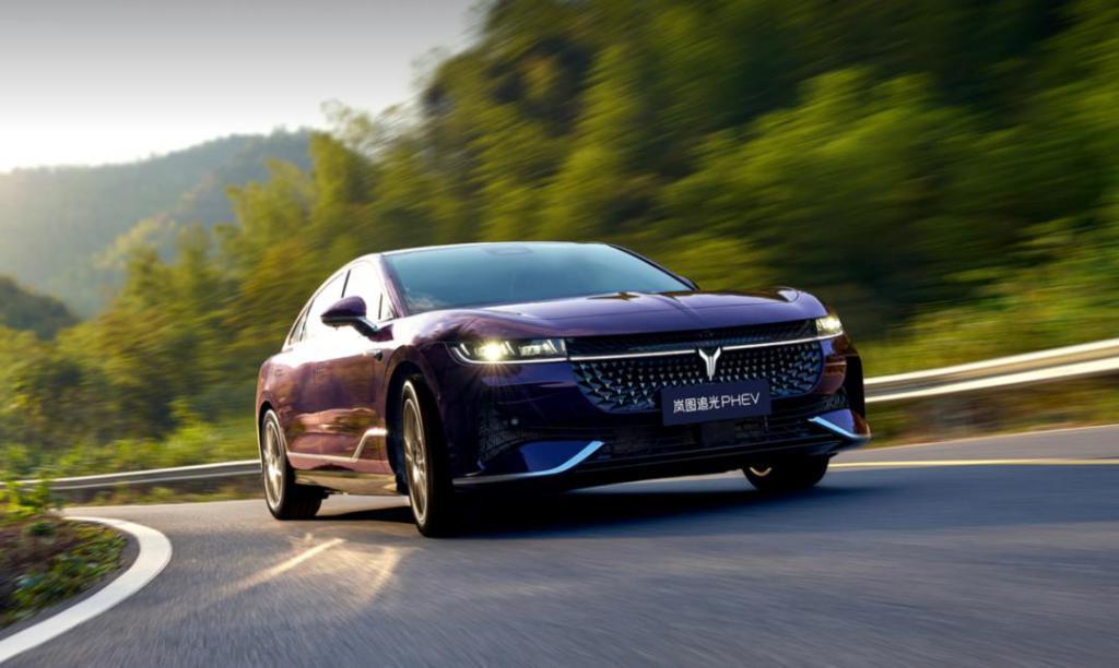 华为&岚图喜结连理，但问界不用「吃醋」