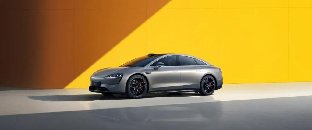 华为&岚图喜结连理，但问界不用「吃醋」