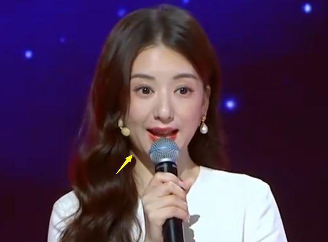 方媛综艺首秀惹争议，妆容太脏老太多，一点不像赵丽颖了