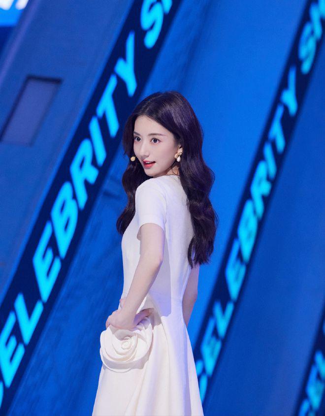 方媛综艺首秀惹争议，妆容太脏老太多，一点不像赵丽颖了