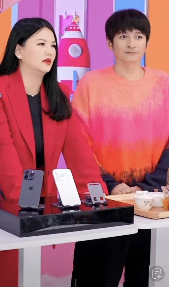 李湘复工引热议！与维嘉合体直播搂搂抱抱，身材显富态
