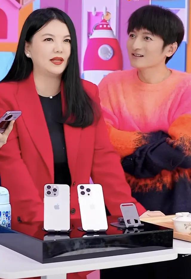 李湘复工引热议！与维嘉合体直播搂搂抱抱，身材显富态