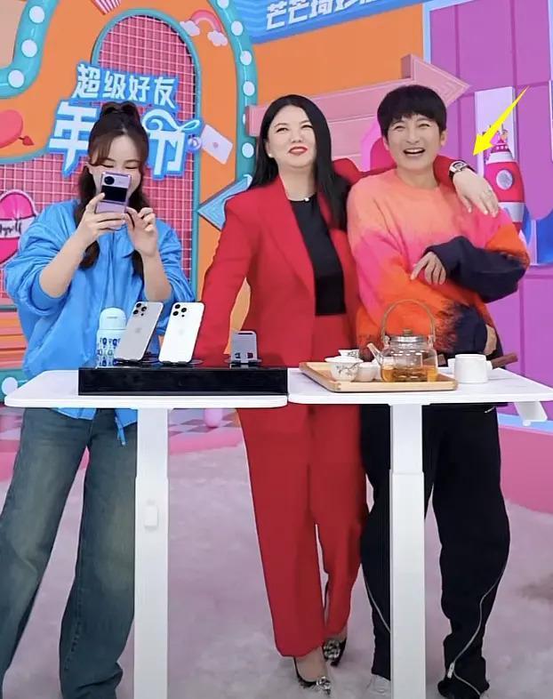 李湘复工引热议！与维嘉合体直播搂搂抱抱，身材显富态