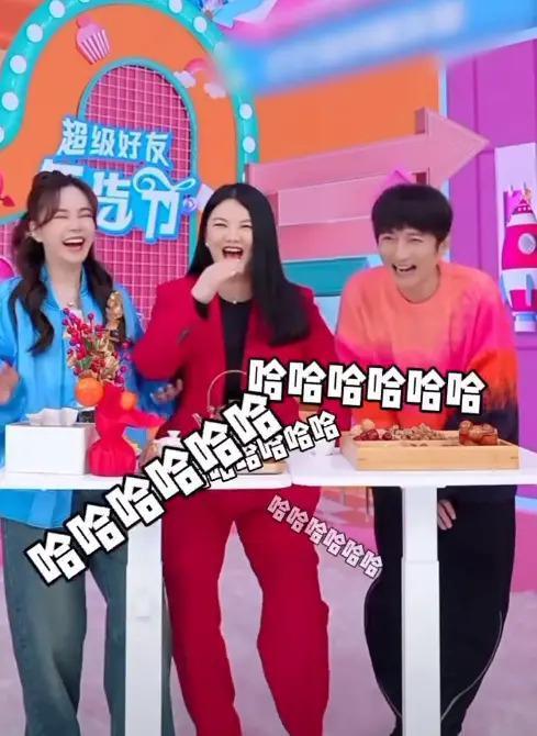 李湘复工引热议！与维嘉合体直播搂搂抱抱，身材显富态