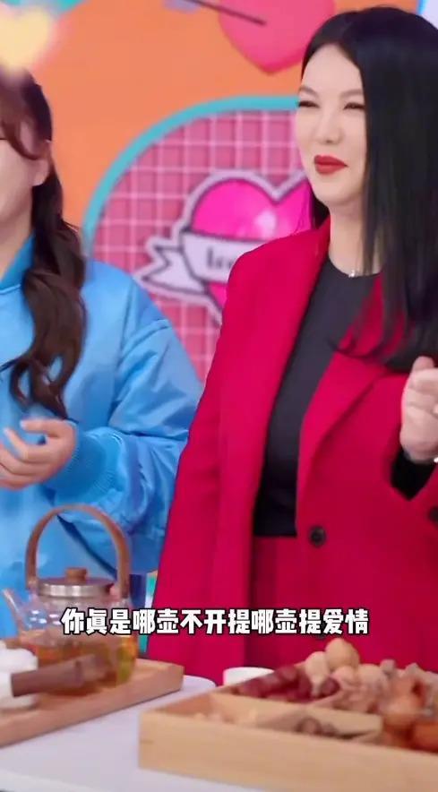 李湘复工引热议！与维嘉合体直播搂搂抱抱，身材显富态