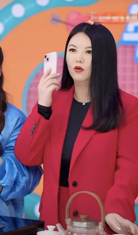 李湘复工引热议！与维嘉合体直播搂搂抱抱，身材显富态