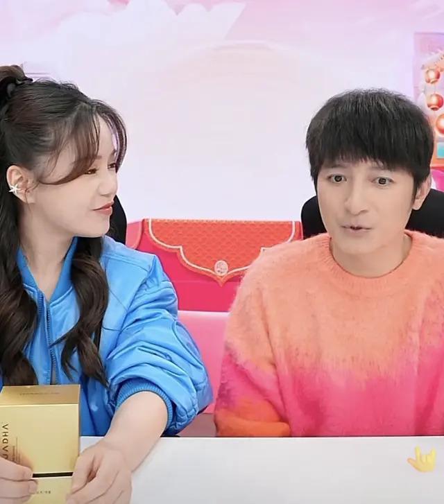 李湘复工引热议！与维嘉合体直播搂搂抱抱，身材显富态