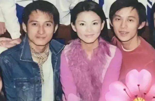 李湘复工引热议！与维嘉合体直播搂搂抱抱，身材显富态