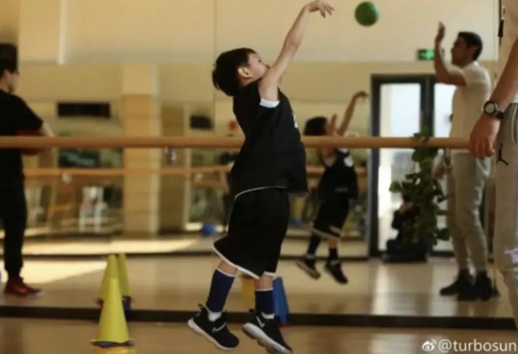 孙俪邓超的儿子：等等，怎么越长越帅了！