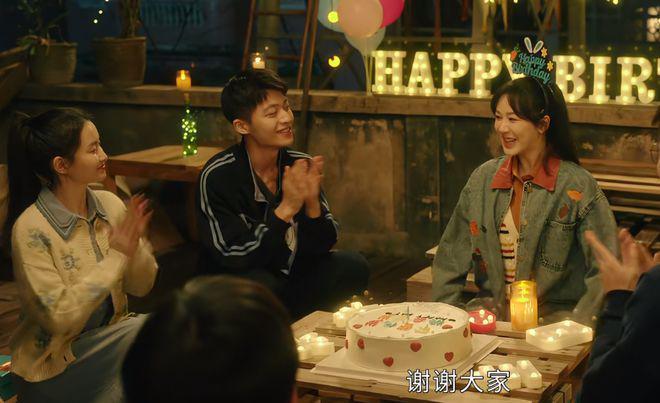 演员“强行扮嫩”的风又刮到了影视剧里，一脸疲态还穿校服