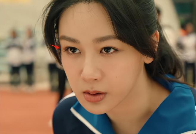 演员“强行扮嫩”的风又刮到了影视剧里，一脸疲态还穿校服