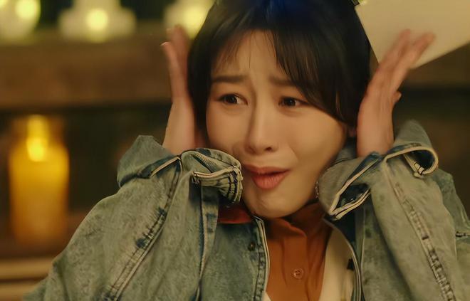 演员“强行扮嫩”的风又刮到了影视剧里，一脸疲态还穿校服