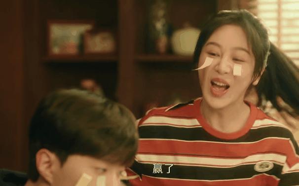 演员“强行扮嫩”的风又刮到了影视剧里，一脸疲态还穿校服