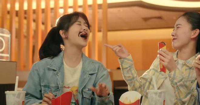 演员“强行扮嫩”的风又刮到了影视剧里，一脸疲态还穿校服