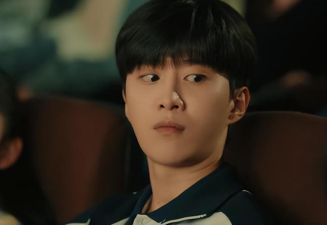 演员“强行扮嫩”的风又刮到了影视剧里，一脸疲态还穿校服