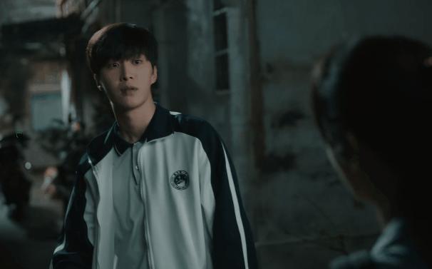 演员“强行扮嫩”的风又刮到了影视剧里，一脸疲态还穿校服