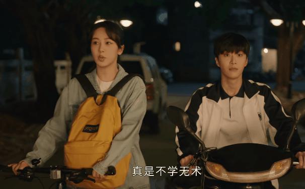 演员“强行扮嫩”的风又刮到了影视剧里，一脸疲态还穿校服