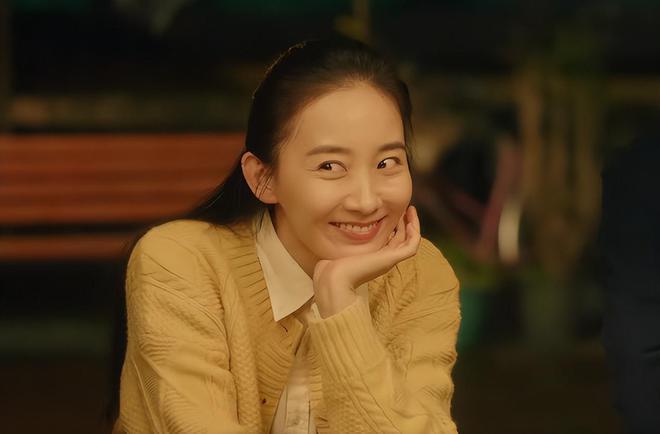 演员“强行扮嫩”的风又刮到了影视剧里，一脸疲态还穿校服