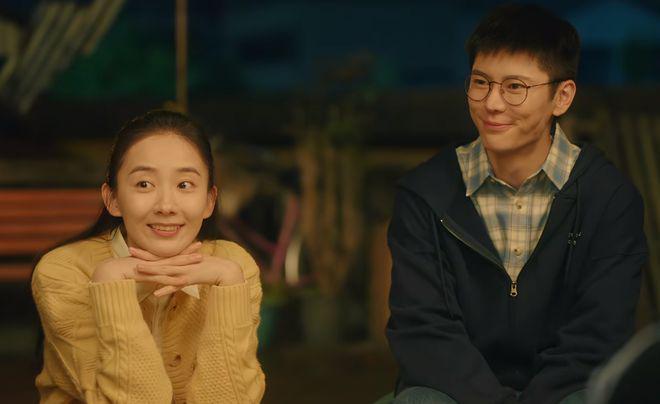 演员“强行扮嫩”的风又刮到了影视剧里，一脸疲态还穿校服