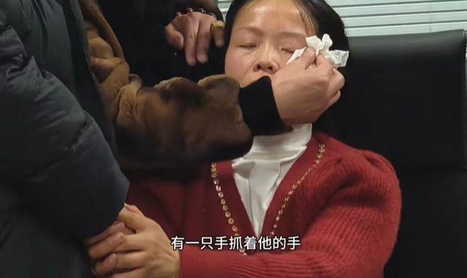 姜甲儒父母寻子成功！认亲现场哭到休克，17年前被抢疑点多