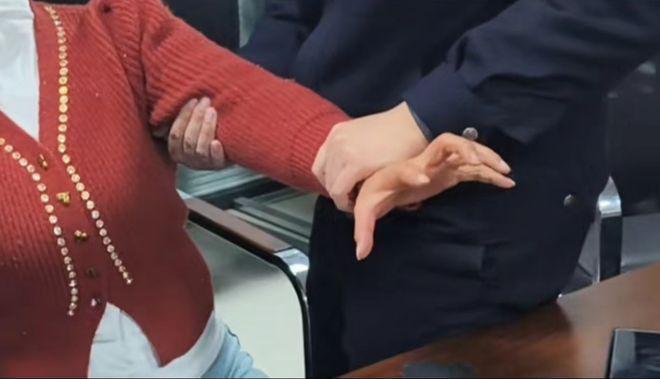 姜甲儒父母寻子成功！认亲现场哭到休克，17年前被抢疑点多