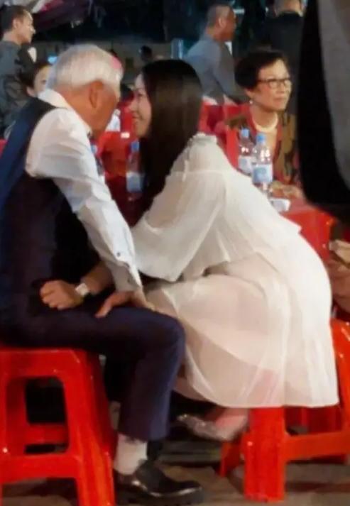 要分手？爷孙恋女主删光恩爱合影，李龙基是非缠身