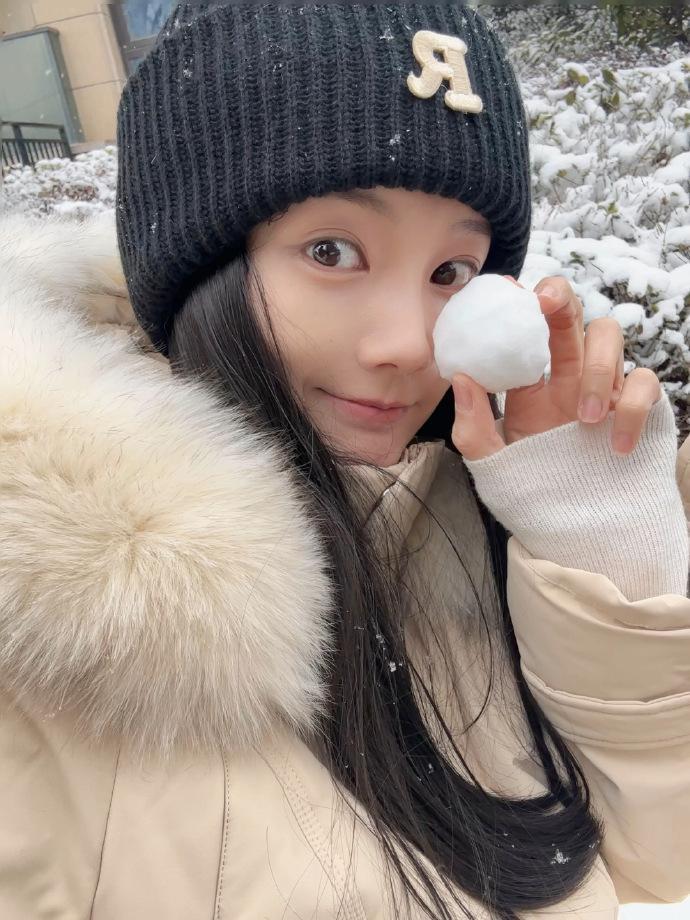 李一桐晒雪地随拍 笑容甜美治愈