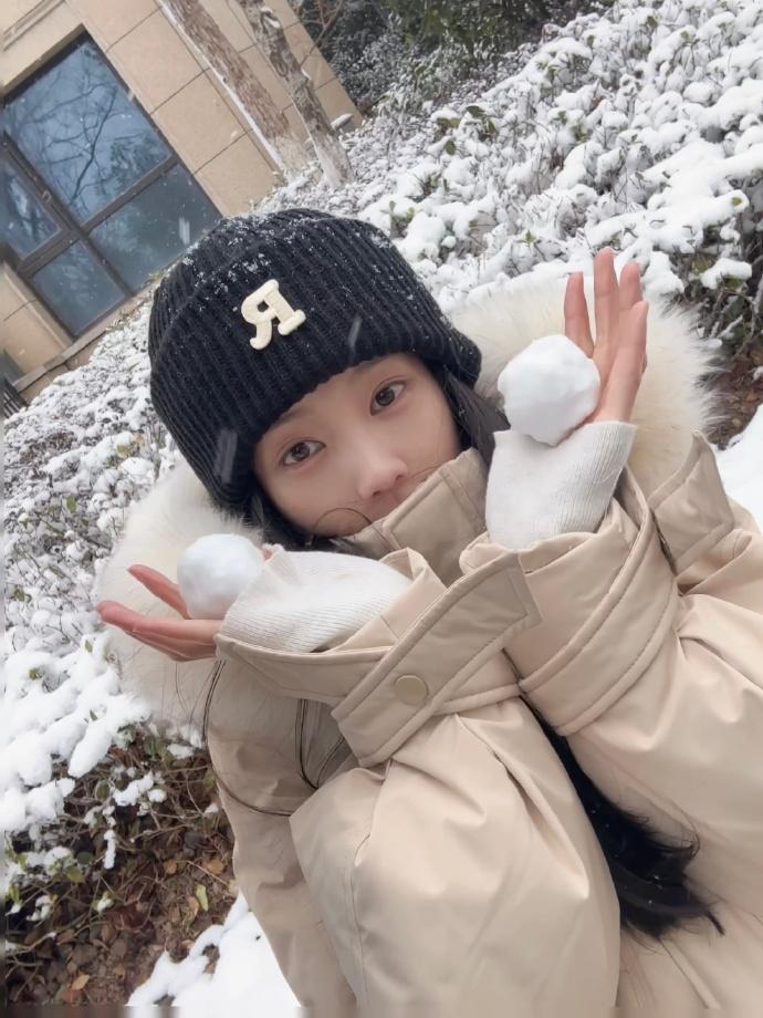 李一桐晒雪地随拍 笑容甜美治愈