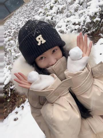 李一桐晒雪地随拍 笑容甜美治愈