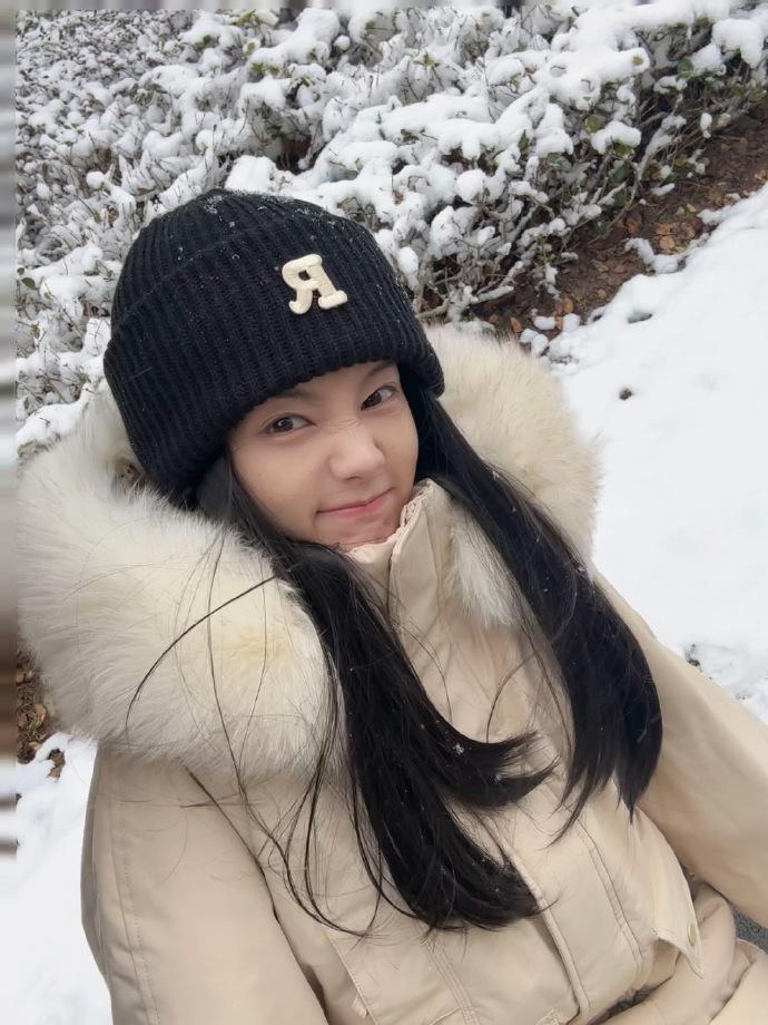 李一桐晒雪地随拍 笑容甜美治愈