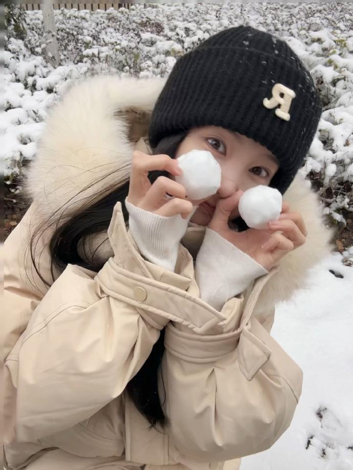 李一桐晒雪地随拍 笑容甜美治愈