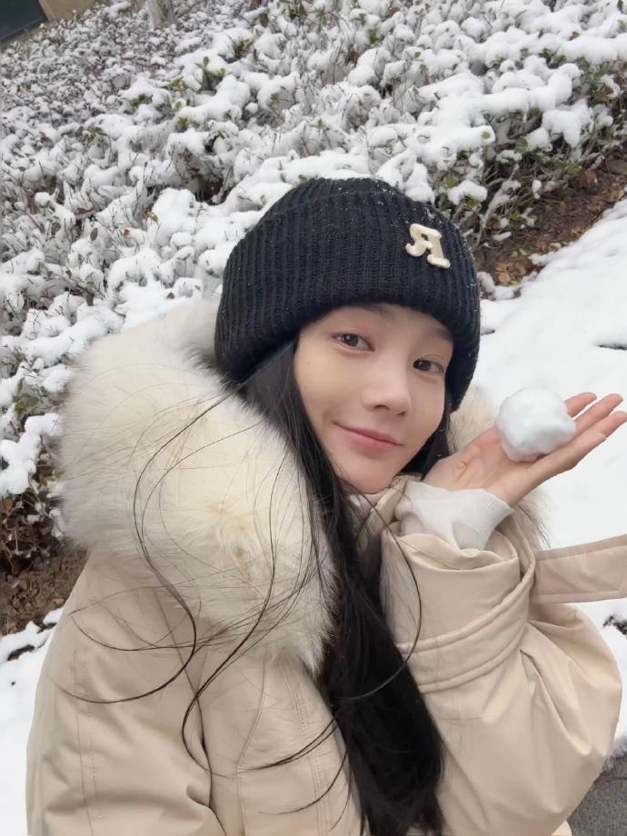 李一桐晒雪地随拍 笑容甜美治愈