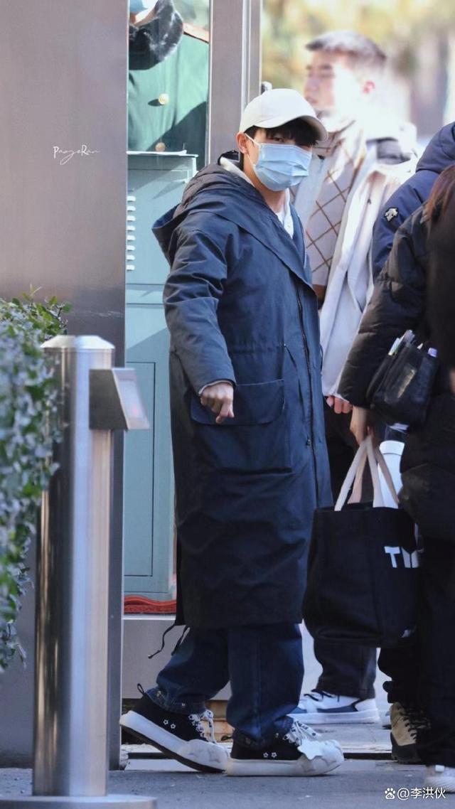 春晚装备摸底，周深一件羽绒服穿十年，女星一件礼服几十万