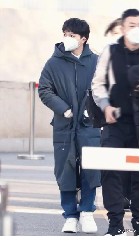 春晚装备摸底，周深一件羽绒服穿十年，女星一件礼服几十万