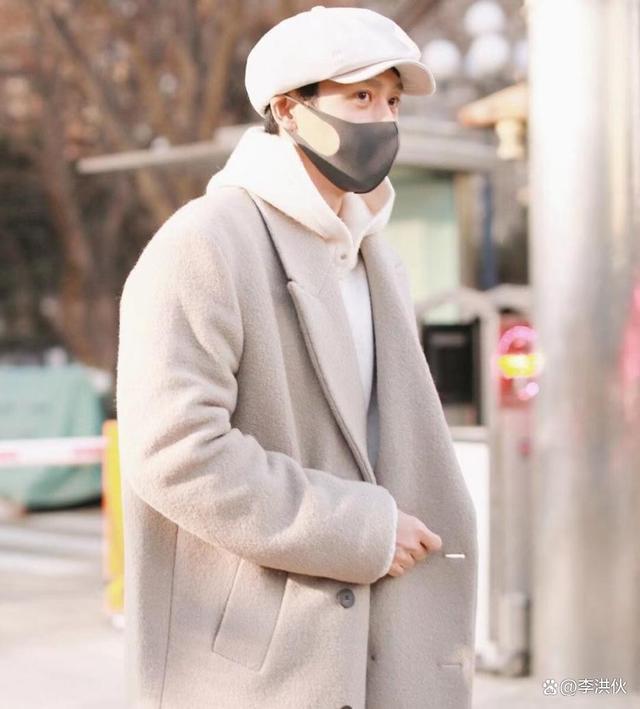 春晚装备摸底，周深一件羽绒服穿十年，女星一件礼服几十万