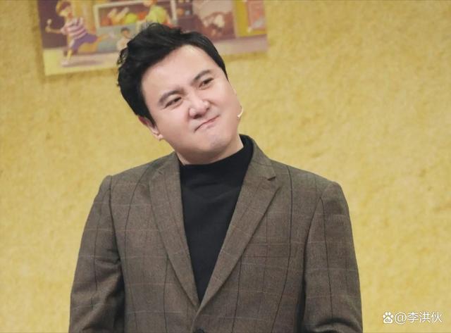 春晚装备摸底，周深一件羽绒服穿十年，女星一件礼服几十万