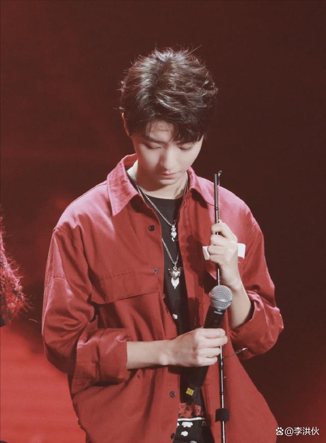 春晚装备摸底，周深一件羽绒服穿十年，女星一件礼服几十万