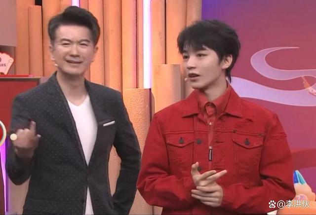 春晚装备摸底，周深一件羽绒服穿十年，女星一件礼服几十万