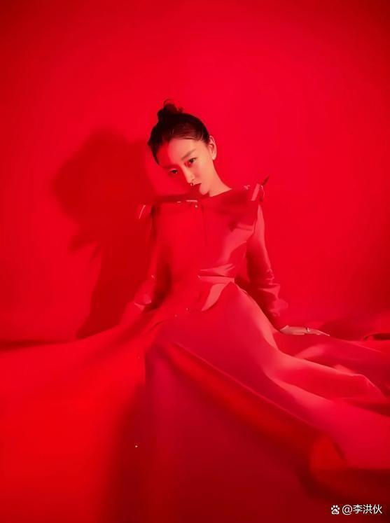 春晚装备摸底，周深一件羽绒服穿十年，女星一件礼服几十万