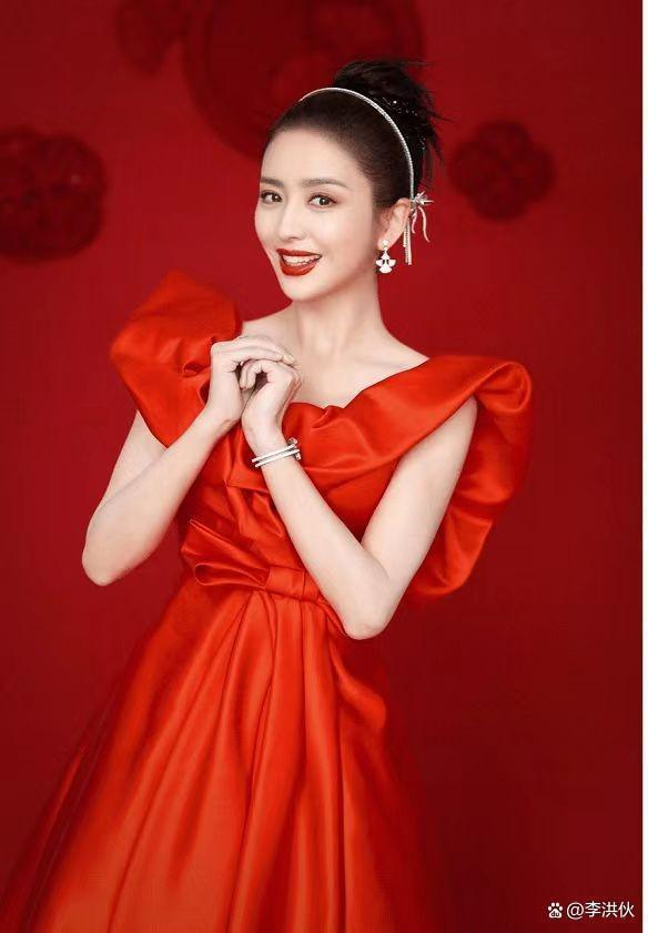 春晚装备摸底，周深一件羽绒服穿十年，女星一件礼服几十万