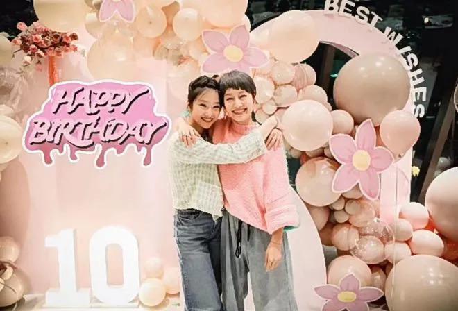 马伊琍为小女儿庆生举办派对，文章未现身，大女儿颜值出众