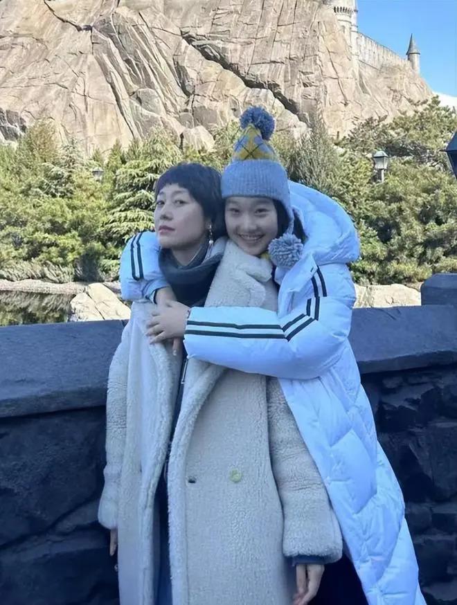 马伊琍为小女儿庆生举办派对，文章未现身，大女儿颜值出众