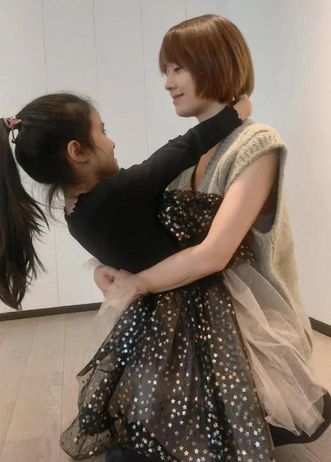 马伊琍为小女儿庆生举办派对，文章未现身，大女儿颜值出众