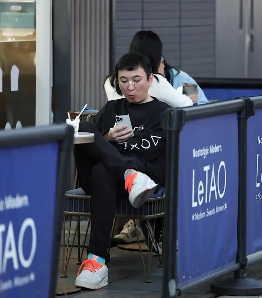 王思聪携姚心怡外出理发！一身行头7万多，穿短裤让人不解