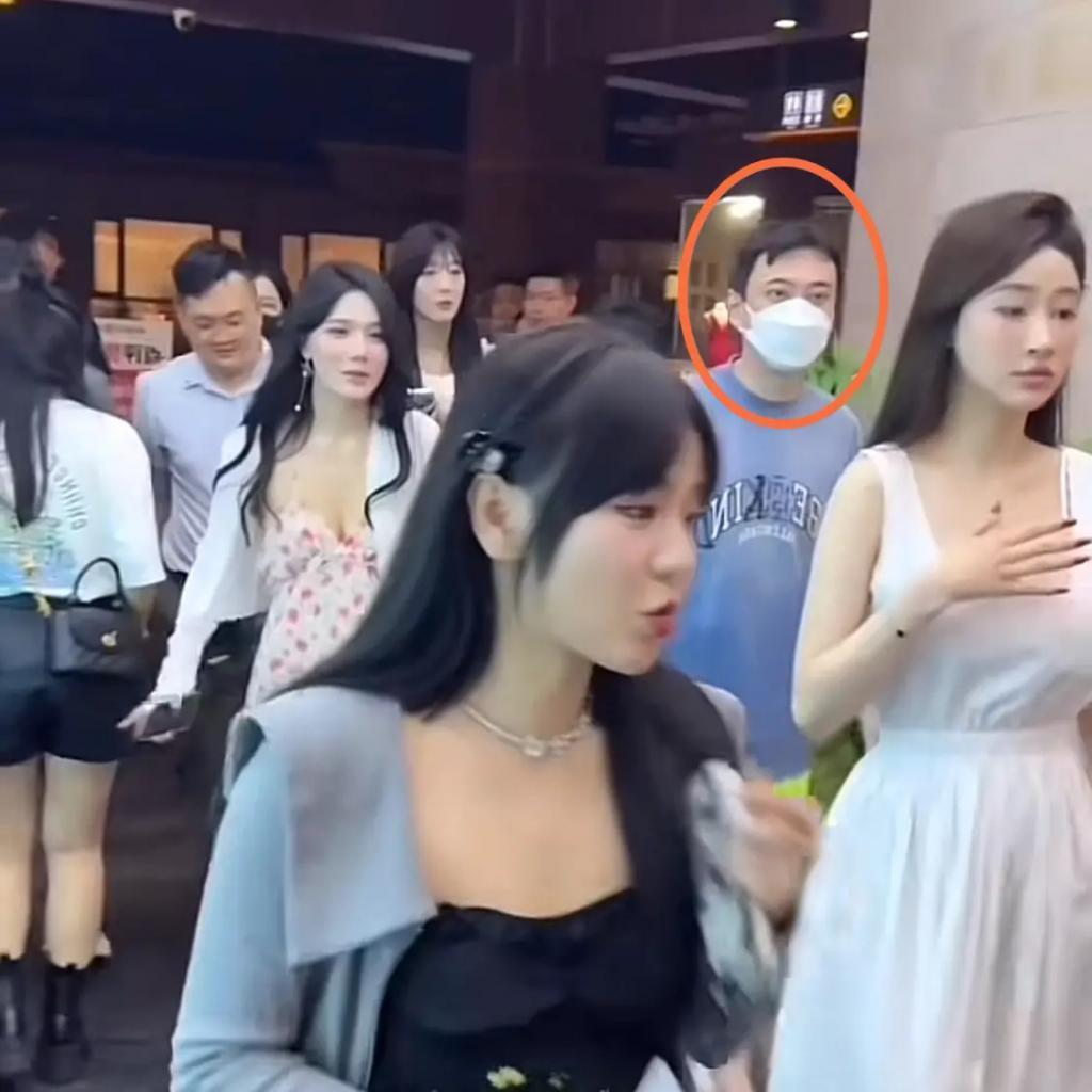 王思聪携姚心怡外出理发！一身行头7万多，穿短裤让人不解