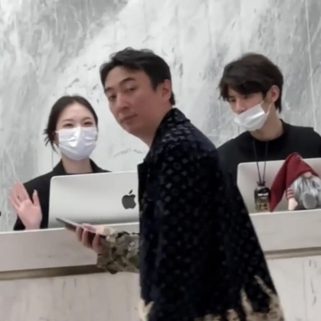 王思聪携姚心怡外出理发！一身行头7万多，穿短裤让人不解