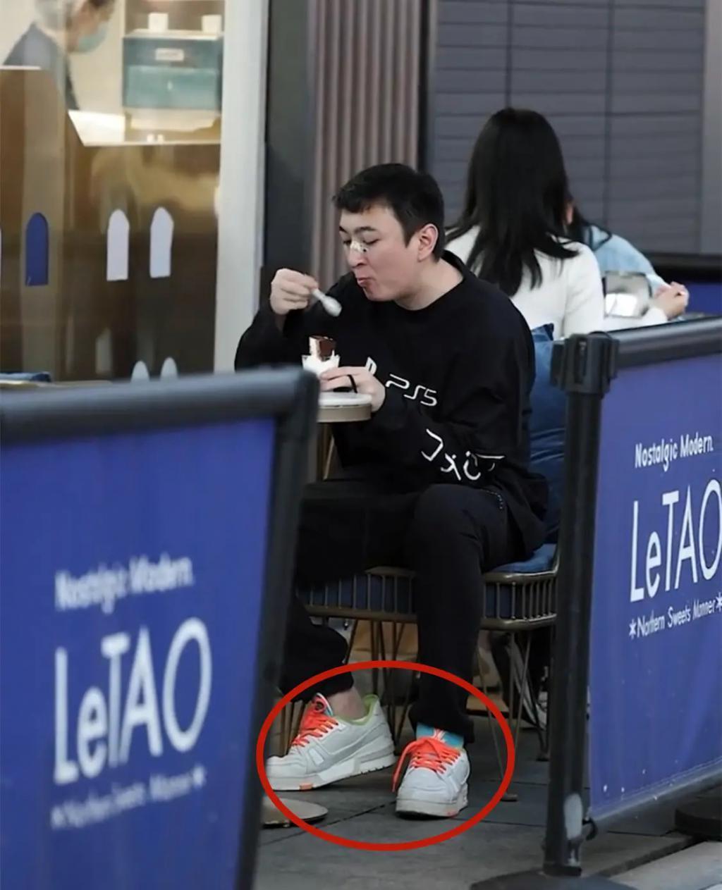 王思聪携姚心怡外出理发！一身行头7万多，穿短裤让人不解