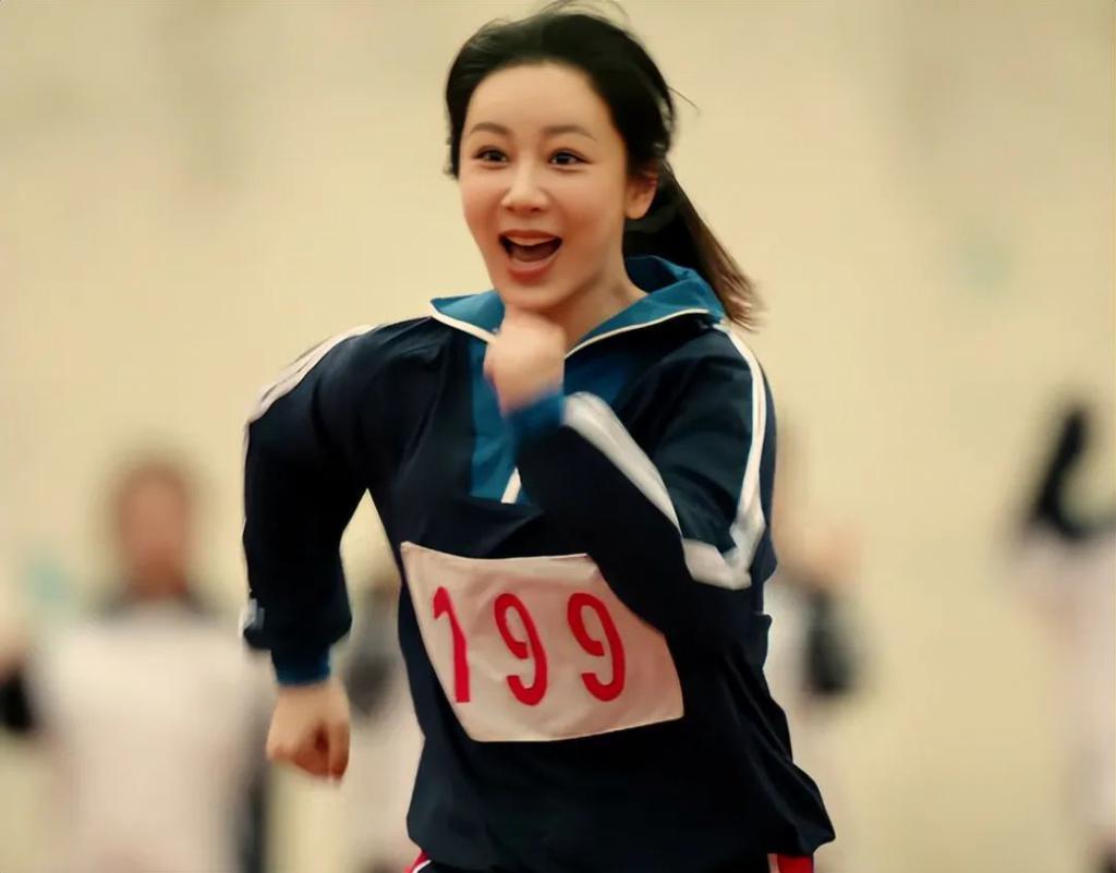 女星扮嫩有多猛？扎双马尾蹦蹦跳，56岁管64岁叫妈