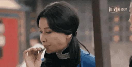 女星扮嫩有多猛？扎双马尾蹦蹦跳，56岁管64岁叫妈